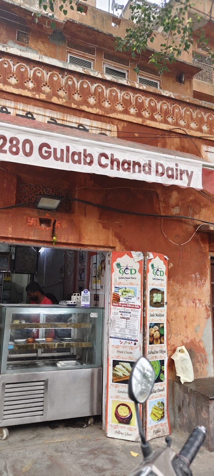 Gulab chand dairy, spot famous for its Kesar Makkhan in Chaura Rasta, Jaipur - Thela Khojo