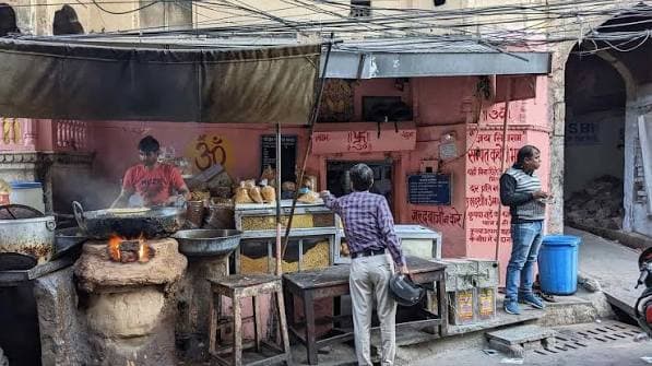Sampat Kachori, spot famous for its Kachori in Chandpole, Jaipur - Thela Khojo