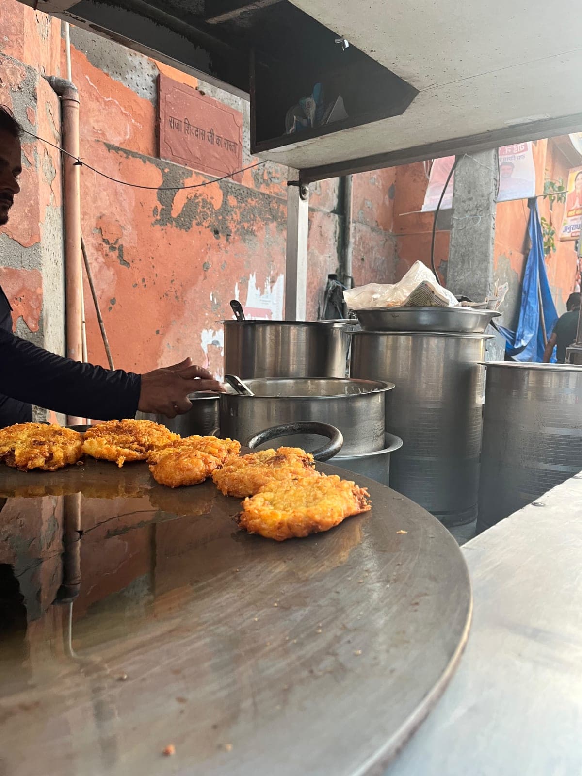 Agra Chaat Bhandar, spot famous for its Tikkiya Chhole in Gangauri Bazaar, Jaipur - photo 3 - Thela Khojo