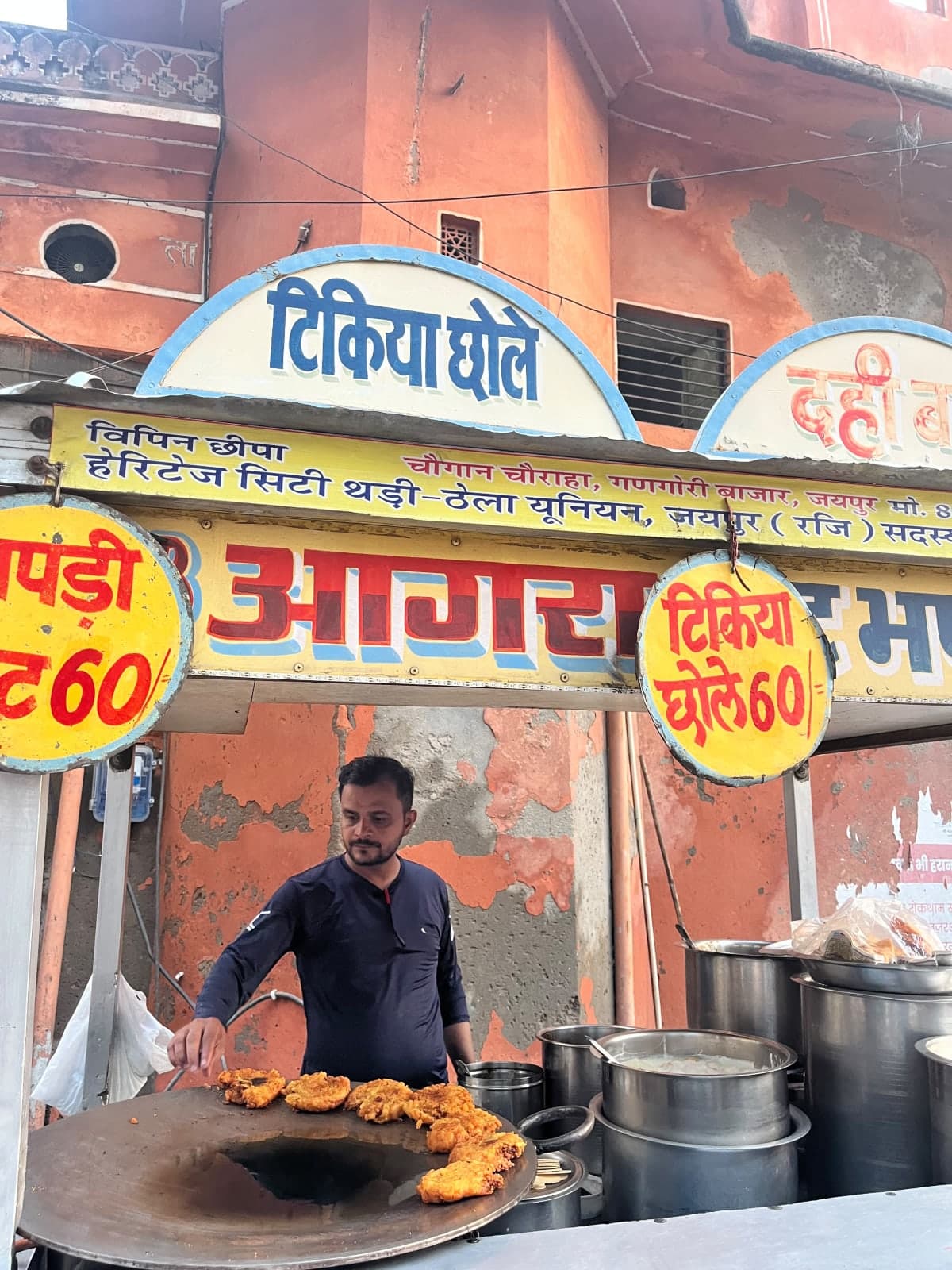 Agra Chaat Bhandar, spot famous for its Tikkiya Chhole in Gangauri Bazaar, Jaipur - photo 4 - Thela Khojo