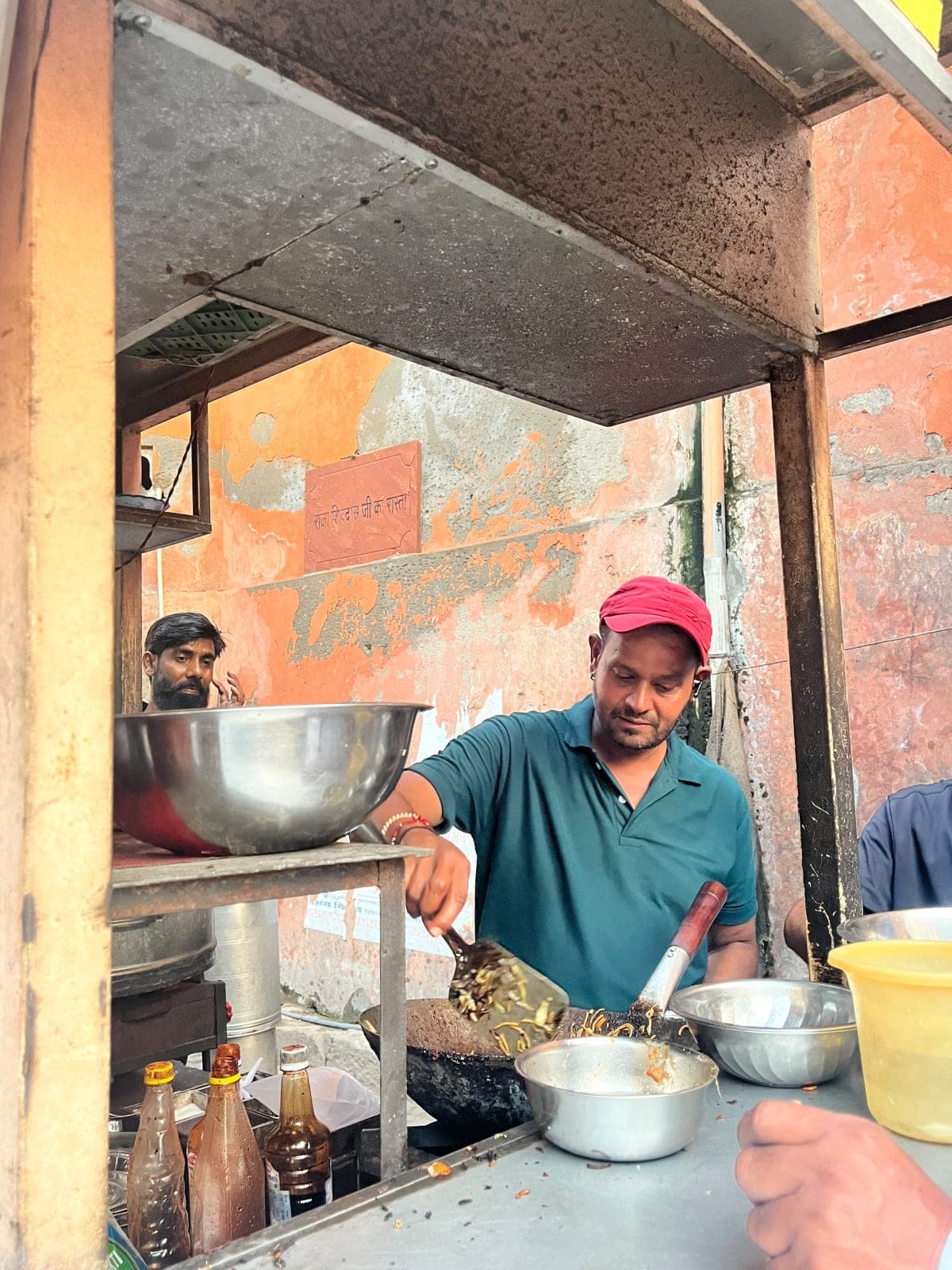 Monu Bhai Chowmein, spot famous for its Amul Butter Chowmein in Gangauri Bazaar, Jaipur - photo 3 - Thela Khojo