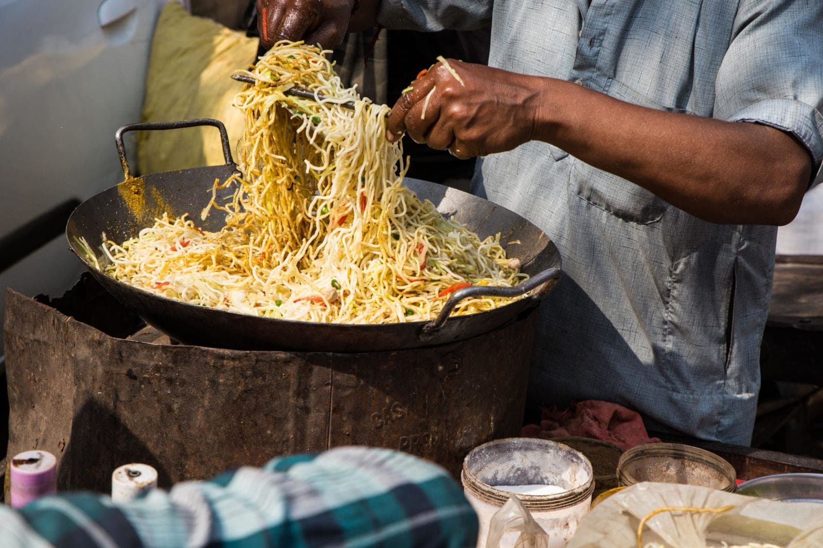 Monu Bhai Chowmein, spot famous for its Amul Butter Chowmein in Gangauri Bazaar, Jaipur - Thela Khojo