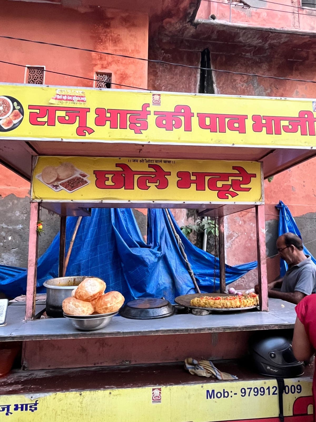 Raju Bhai Ke Chhole Bhature, spot famous for its Chhole Bhature in Gangauri Bazaar, Jaipur - Thela Khojo