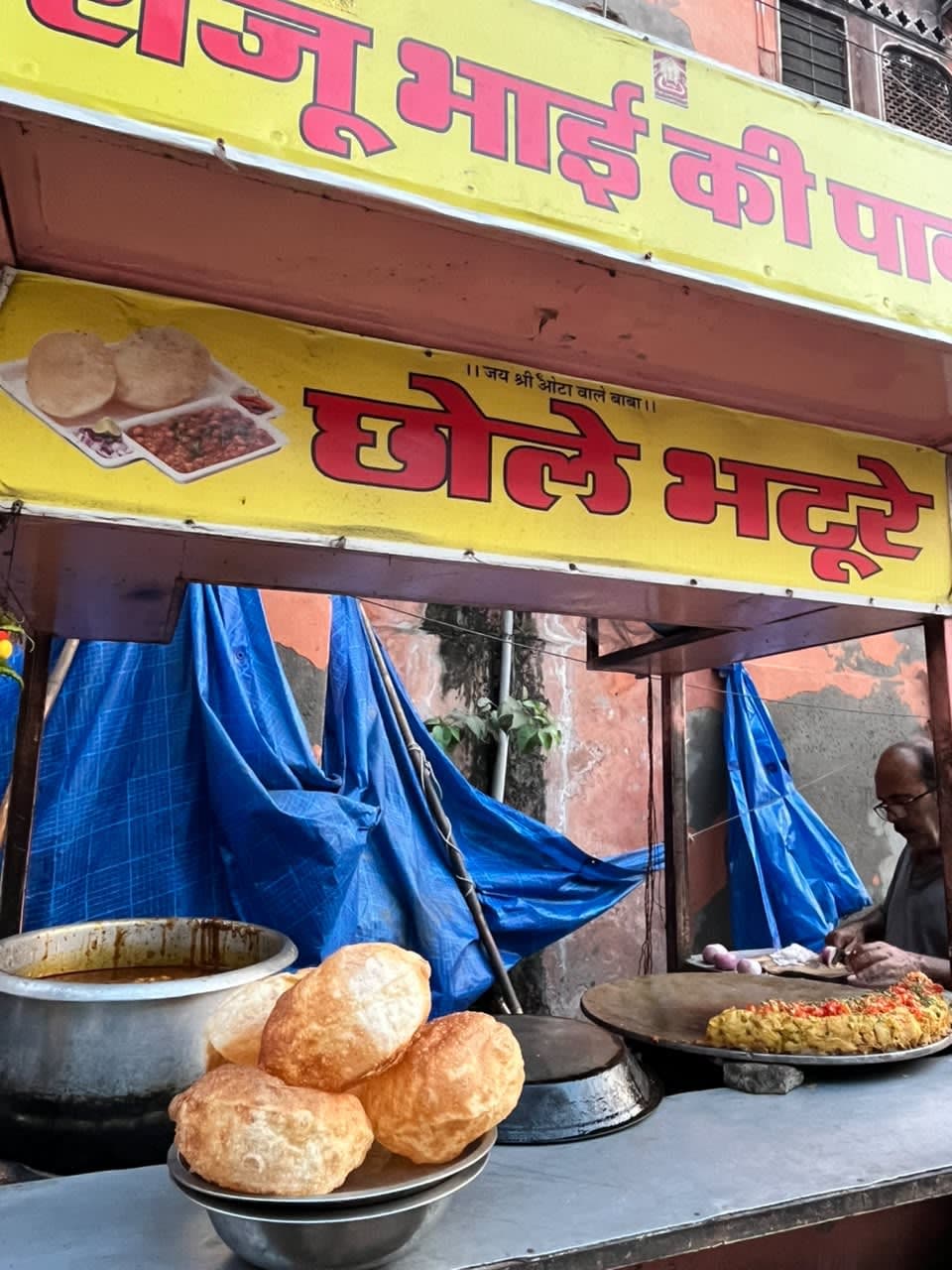Raju Bhai Ke Chhole Bhature, spot famous for its Chhole Bhature in Gangauri Bazaar, Jaipur - photo 5 - Thela Khojo