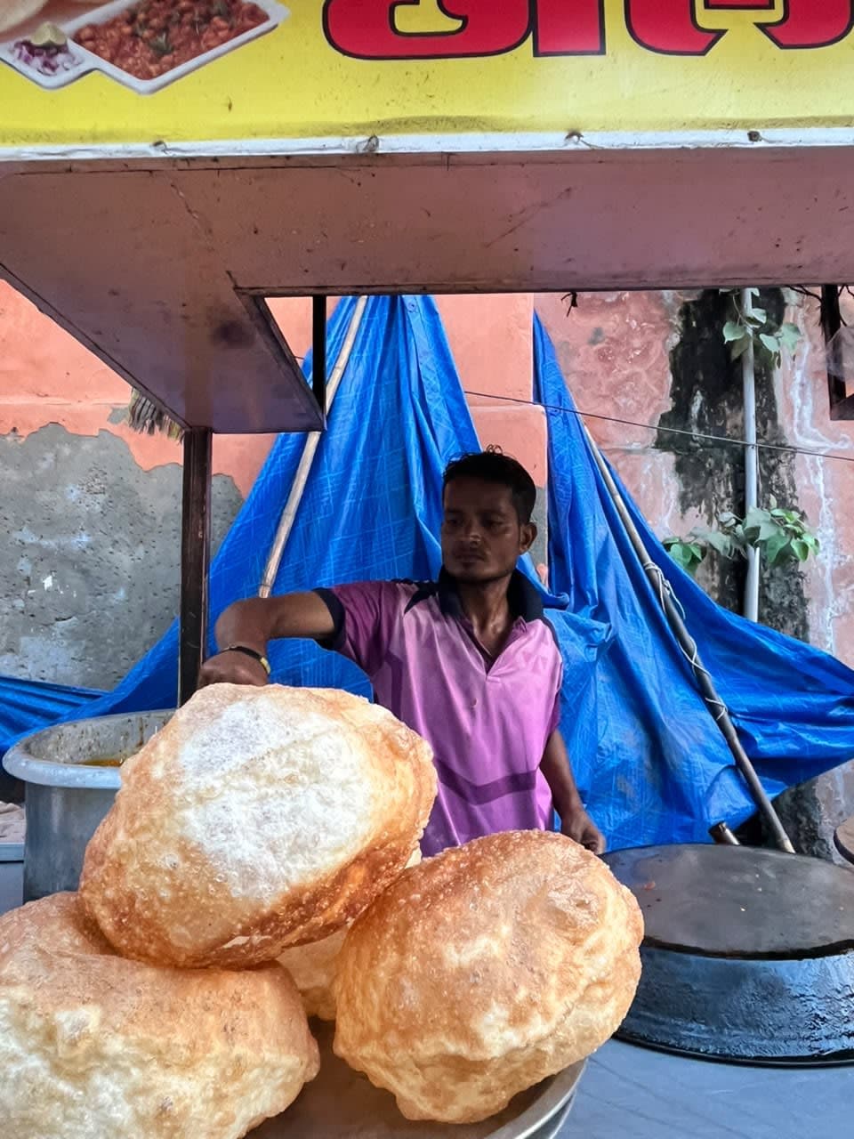 Raju Bhai Ke Chhole Bhature, spot famous for its Chhole Bhature in Gangauri Bazaar, Jaipur - photo 4 - Thela Khojo