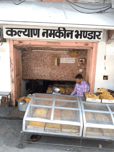Kalyan Namkeen Bhandar, spot famous for its Aloo Kachori in Chandpole, Jaipur - photo 2 of 3 - Thela Khojo