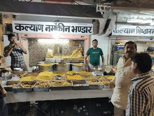 Kalyan Namkeen Bhandar, spot famous for its Aloo Kachori in Chandpole, Jaipur - photo 3 of 3 - Thela Khojo