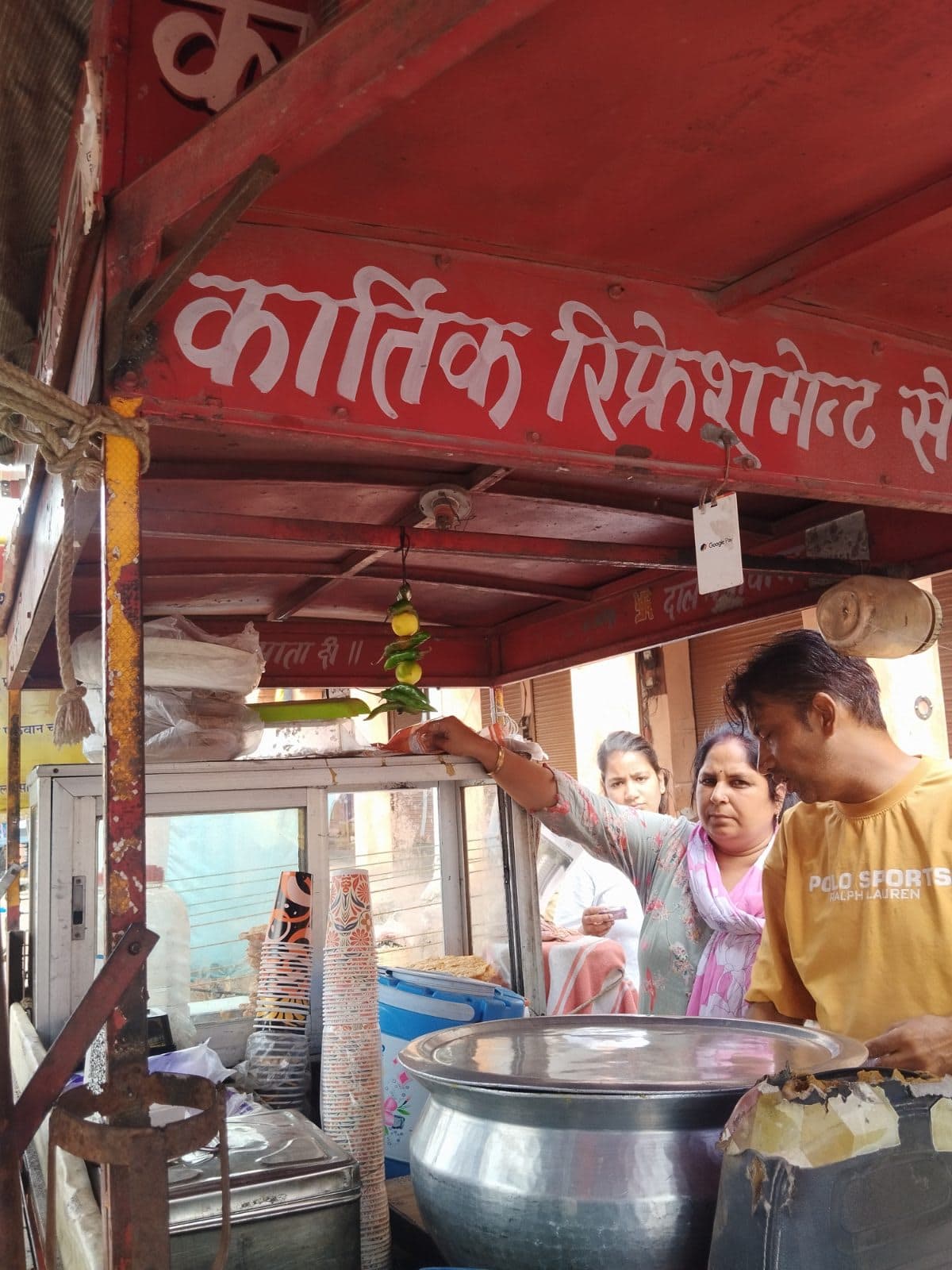 Kartik Refreshment Center, spot famous for its Dal Pakwan in Badi Chaupad, Jaipur - photo 3 of 6 - Thela Khojo
