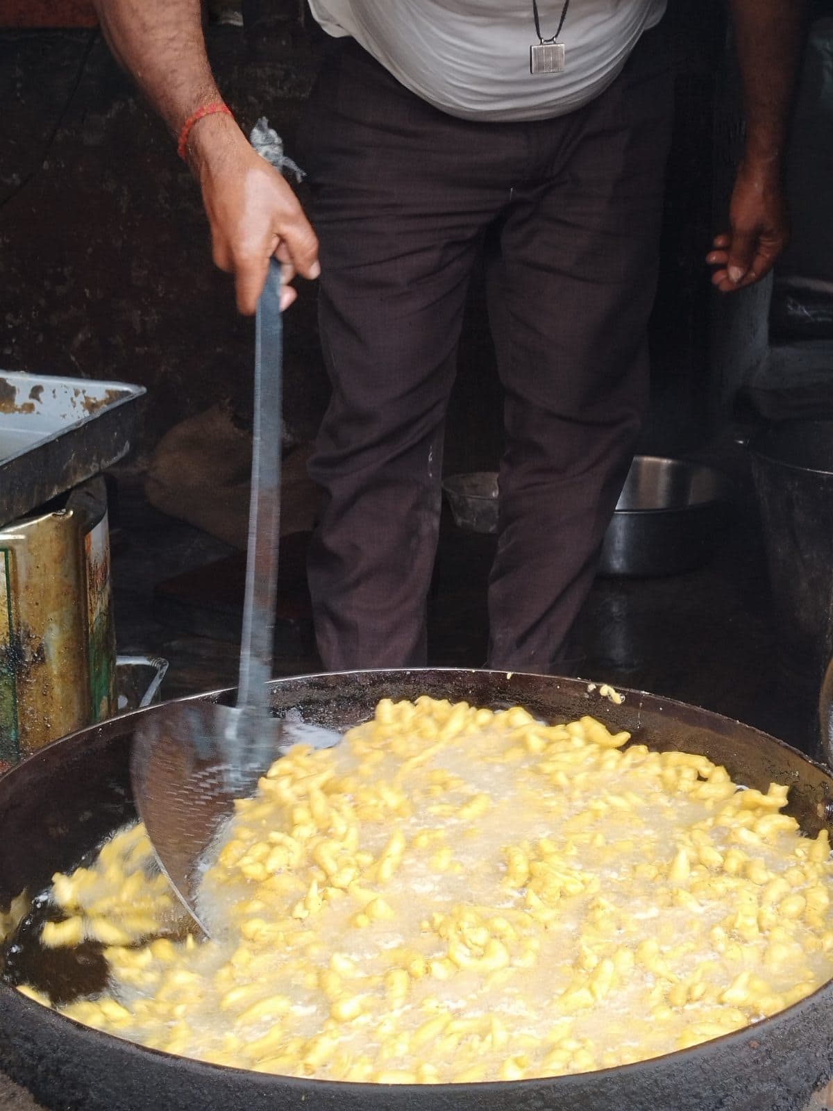 Busiya Halwai, spot famous for its Mini Samosa in Chhoti Chaupad, Jaipur - photo 2 of 5 - Thela Khojo