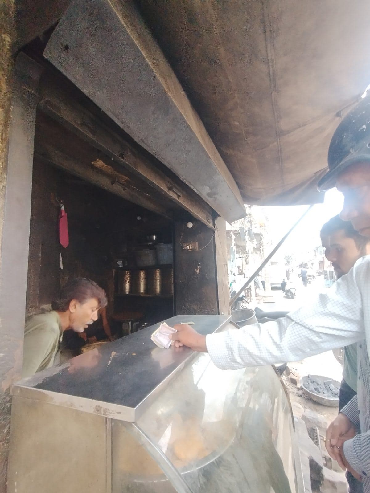 Busiya Halwai, spot famous for its Mini Samosa in Chhoti Chaupad, Jaipur - photo 5 of 5 - Thela Khojo