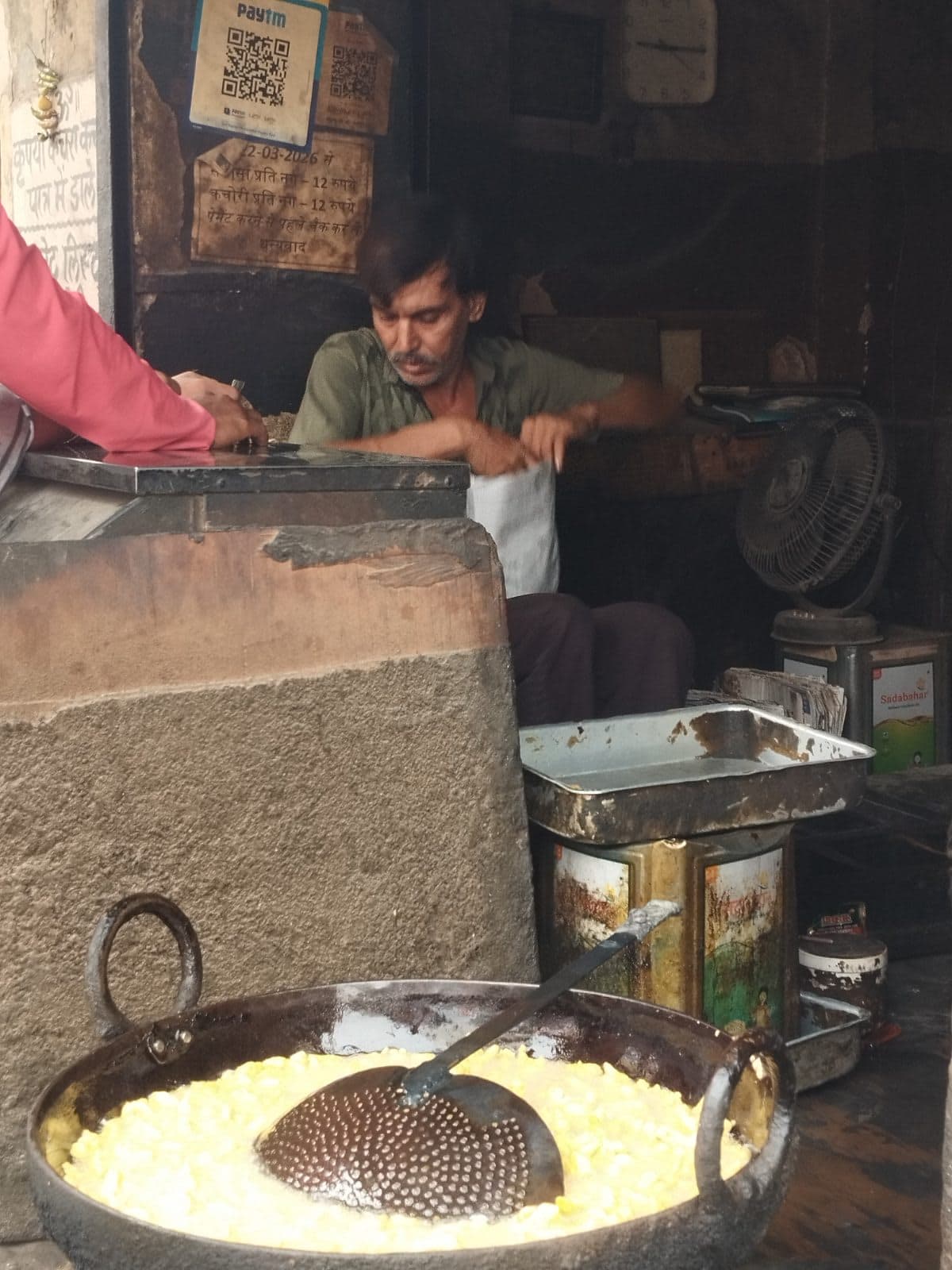 Busiya Halwai, spot famous for its Mini Samosa in Chhoti Chaupad, Jaipur - photo 3 of 5 - Thela Khojo