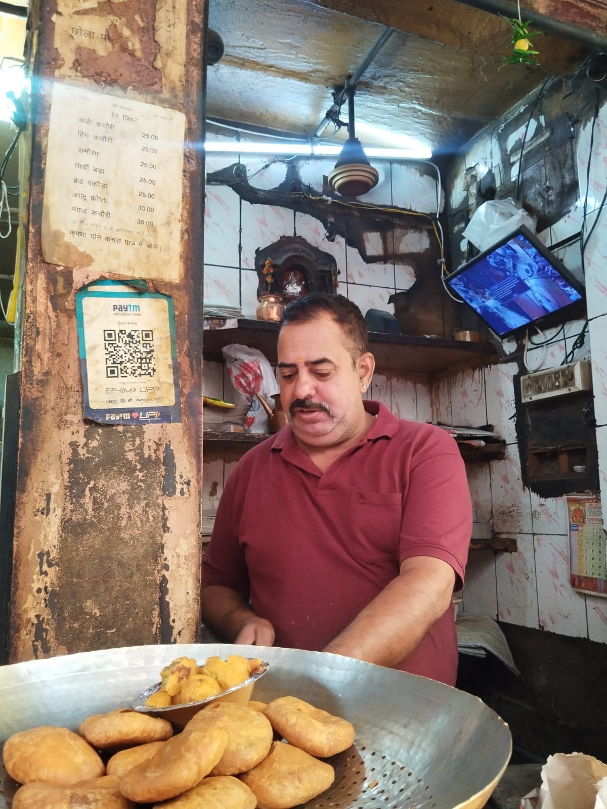 Kanahiya nankeen bhandar, spot famous for its Kadi Kachori in Badi Chaupad, Jaipur - photo 4 of 5 - Thela Khojo