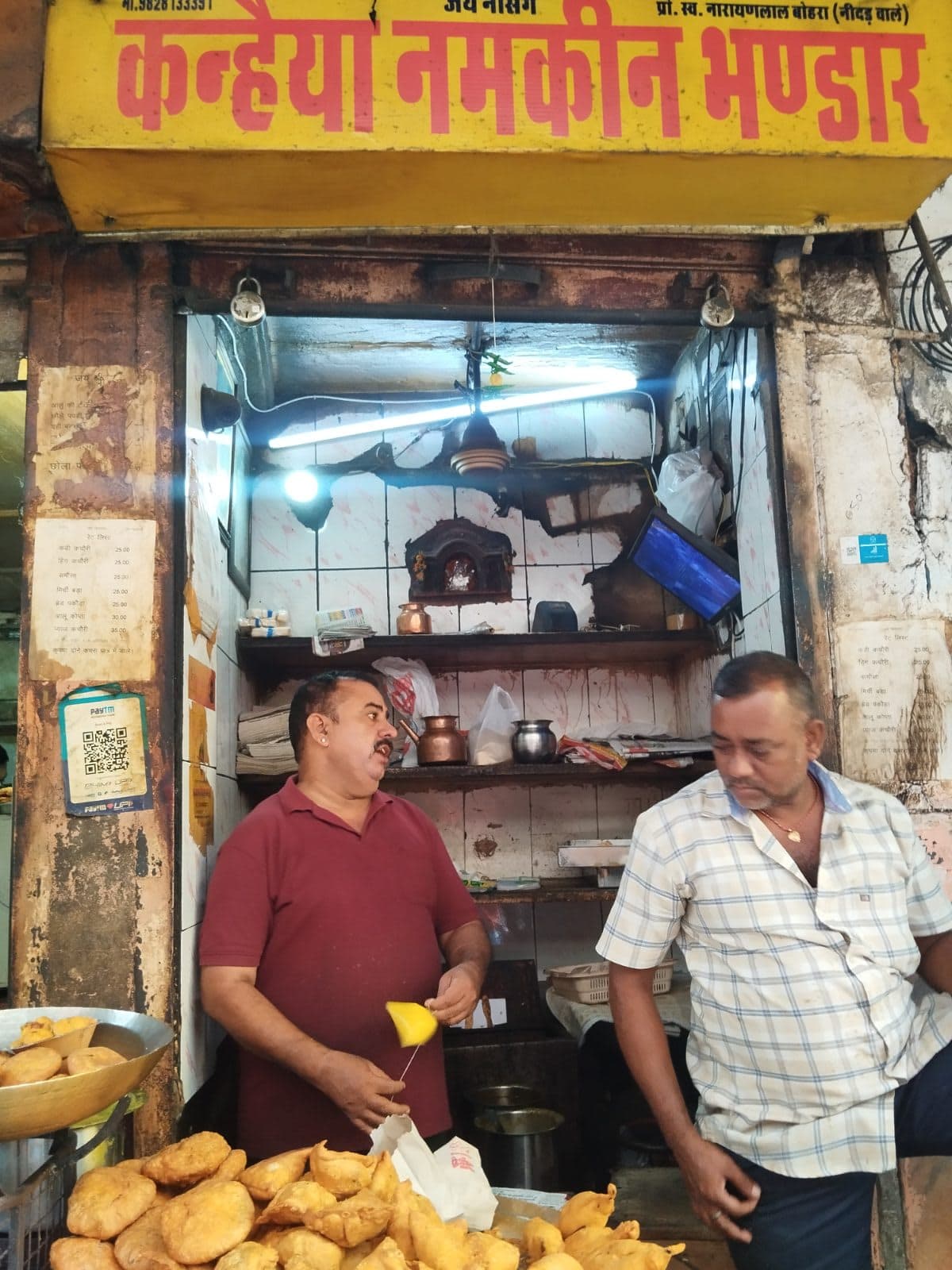 Kanahiya nankeen bhandar, spot famous for its Kadi Kachori in Badi Chaupad, Jaipur - photo 2 of 5 - Thela Khojo
