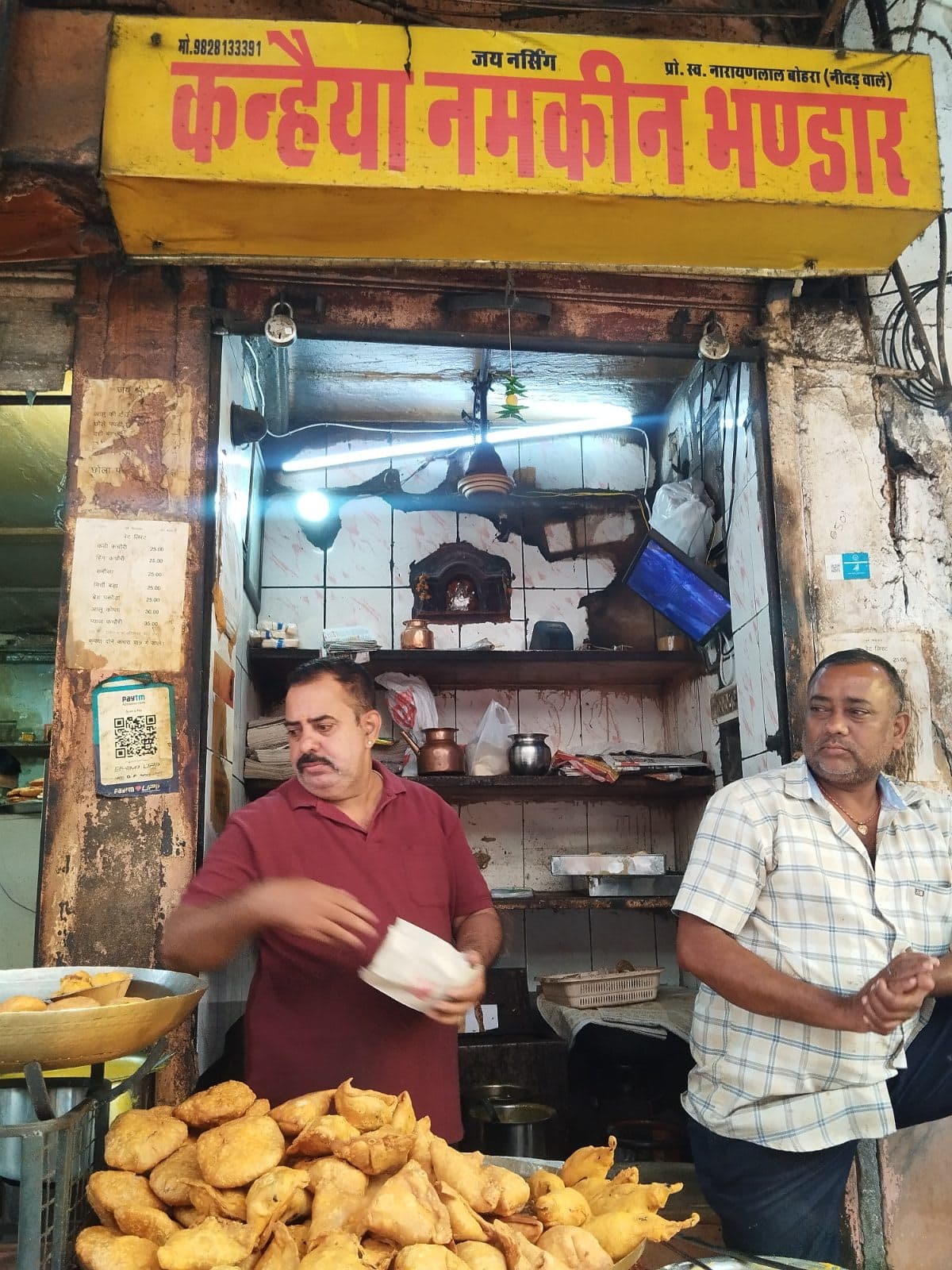 Kanahiya nankeen bhandar, spot famous for its Kadi Kachori in Badi Chaupad, Jaipur - Thela Khojo