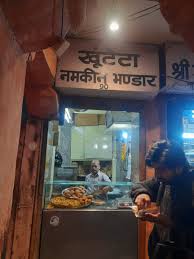 Khunteta Kachori Wala, spot famous for its Aloo Kachori in Chhoti Chaupad, Jaipur - Thela Khojo