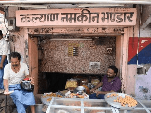 Kalyan Namkeen Bhandar, spot famous for its Aloo Kachori in Chandpole, Jaipur - Thela Khojo
