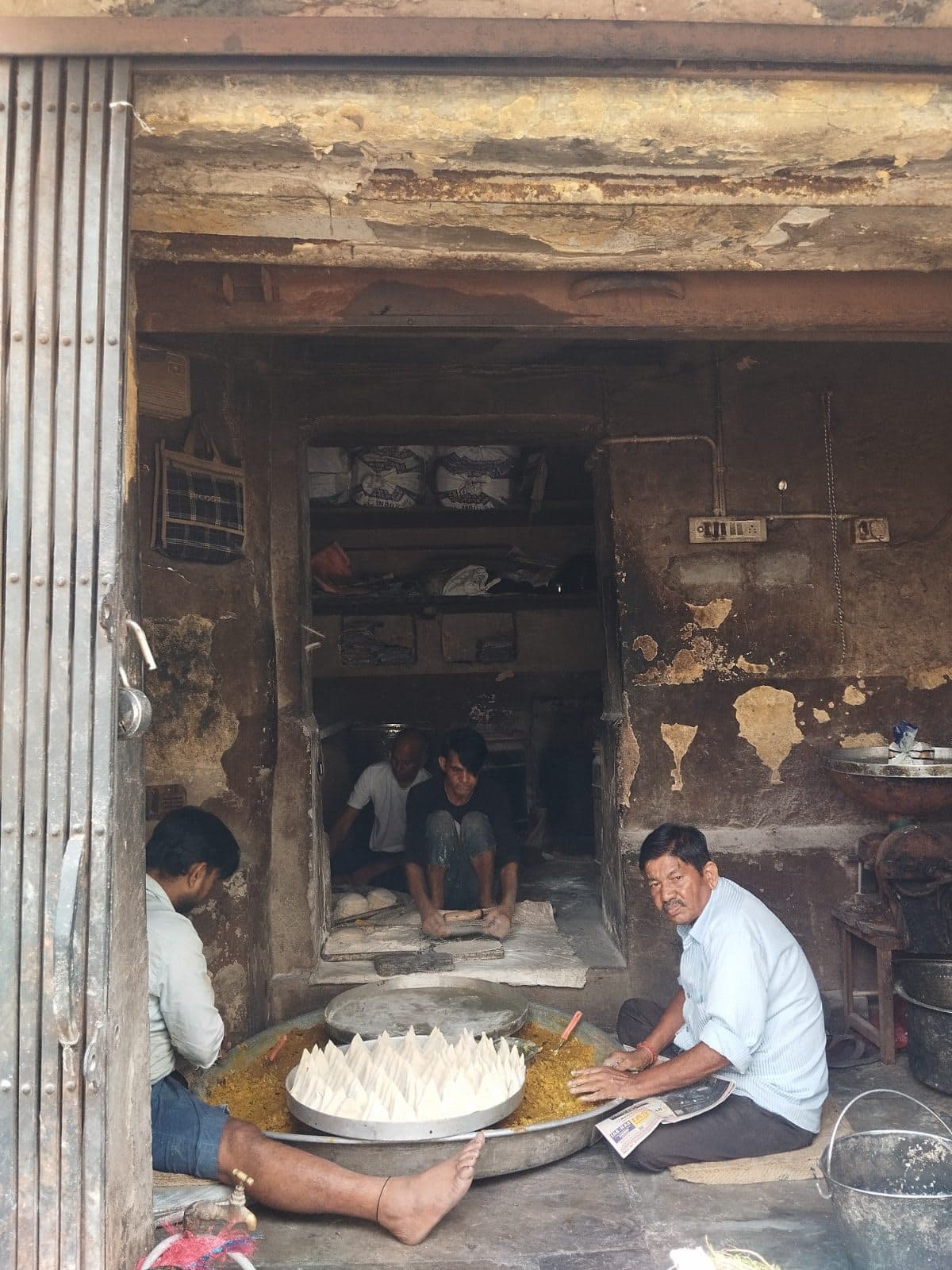 Busiya Halwai, spot famous for its Mini Samosa in Chhoti Chaupad, Jaipur - Thela Khojo