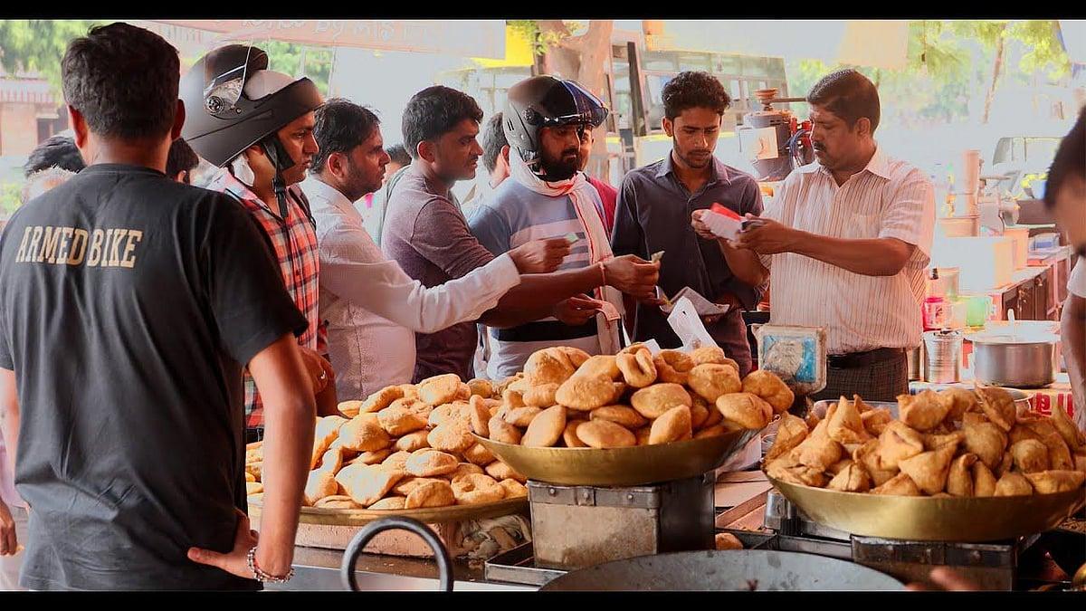 A crowded Jaipur street food stall serving kachori and samosas, the inspiration behind Thela Khojo